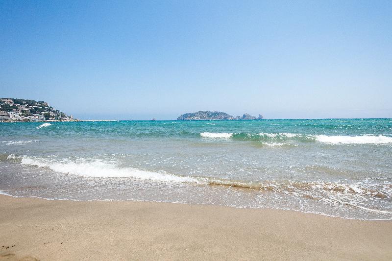 ל'אסטרטיט Apartamentos Salles Beach מראה חיצוני תמונה